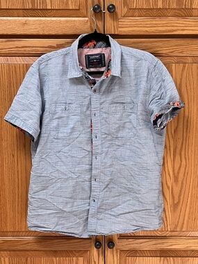 Light blue Short-Sleeve Button-Up Shirt with Floral Trim GUC, Size L
